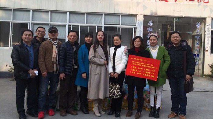 91免费版黄色下载-参加公益活动